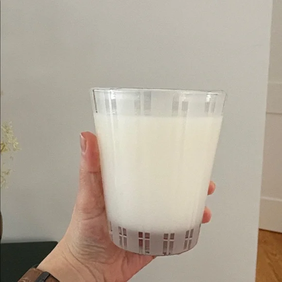 NEST Fragrances Ocean Mist & Sea Salt Candle - Black and Blue - Picture 2 of 4